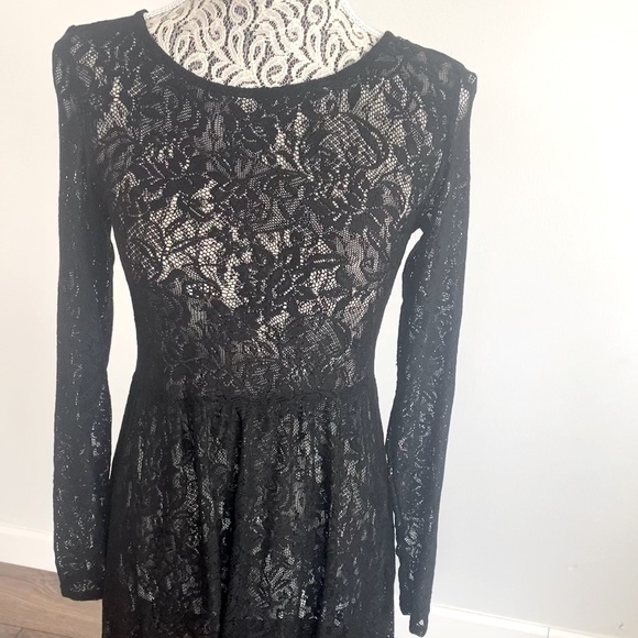 Gothic style high necked lace dress with long sleeves - Picture 1 of 3